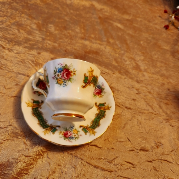 Royal Windsor tea cup saucer set porcelain - Picture 4 of 7